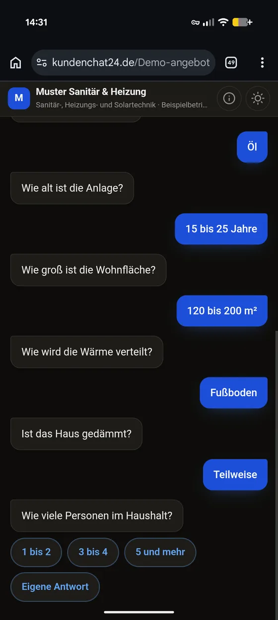 Der Assistent fragt nach Wohnfläche und Wärmeverteilung, der Kunde antwortet mit Knöpfen.